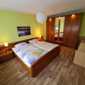 Cama o camas de una habitación en Ferienwohnung am Spitzberg