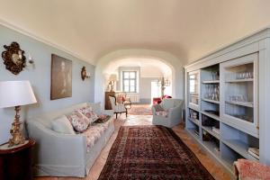 a living room with a white couch and a chair at Pampucet in Colcavagno