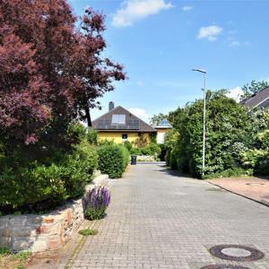 eine Backsteinstraße mit einem Haus im Hintergrund in der Unterkunft FeWo 4 - Erpolzheim in Erpolzheim