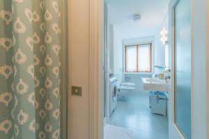 un bagno con wc, lavandino e doccia di APPARTAMENTO CAMILLE - Accogliente appartamento - COUR 0078 a Courmayeur