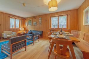un soggiorno con un tavolo e un divano di APPARTAMENTO CAMILLE - Accogliente appartamento - COUR 0078 a Courmayeur Altre 23 foto