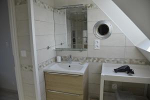 een badkamer met een wastafel en een spiegel bij Céleste In in Port-Louis +30 foto's