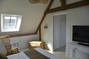 een slaapkamer met een bed en een flatscreen-tv bij Céleste In in Port-Louis