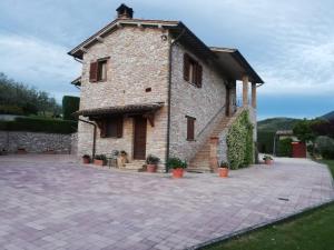 un grande edificio in mattoni con una scala di fronte di La Casa Tra Gli Ulivi ad Assisi