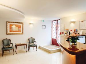 a waiting room with two chairs and a table at Hotel Bellevue Montmartre in Paris