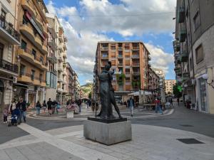 Una statua di una donna in mezzo a una strada di Royal Hotel a Cosenza