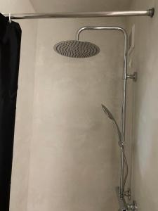 een douche met een douchekop in de badkamer bij Strandcabane in Nieuwpoort