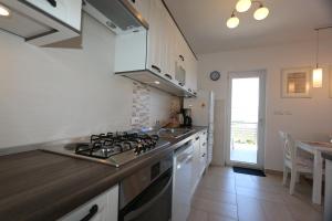 Kuchyňa alebo kuchynka v ubytovaní Apartment SKVICALO + 7 fotografií