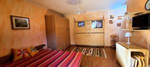 a small room with a bed and a tv at Maison des skieurs #Bluchalet in Sestriere
