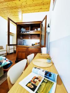 Un comedor con una mesa y una cocina. en GranChalet sul Cimone 103, en Montecreto