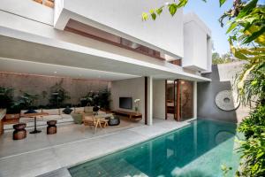 una imagen de una casa con piscina en Blossom Eco Luxe Villas by Ekosistem en Canggu