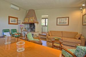 a living room with a table and a couch at Holiday Home Casa Ovile by PosarelliVillas in Certaldo