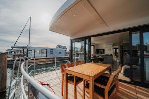 Fotografia z galérie ubytovania Schwimmendes Ferienhaus "Trinity" Ihr Seahome auf der Ostsee v destinácii Peenemünde