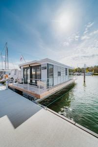 Schwimmendes Ferienhaus "Trinity" Ihr Seahome auf der Ostsee 내부 또는 인근 수영장