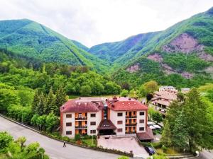 una vista aérea de un complejo turístico en las montañas en GranChalet sul Cimone 103, en Montecreto