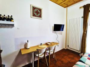 Un pequeño comedor con mesa y sillas. en GranChalet sul Cimone 103, en Montecreto