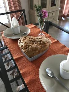 una mesa con un pastel sobre una mesa de madera en Le Rocce en SantʼAgata deʼ Goti