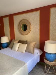 A bed or beds in a room at Petit Candeleda