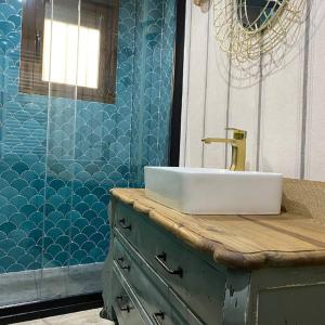 A bathroom at Petit Candeleda Még 7 kép