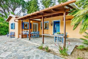 Villa Nautilus في Áfra: منزل به فناء وكراسي زرقاء