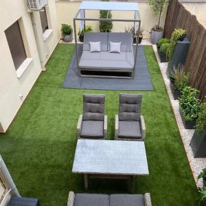 A seating area at Petit Candeleda
