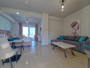 Posedenie v ubytovaní Epipleon Luxury Suites -106- Δωμάτιο 40τμ με βεράντα 45τμ μπροστά στην θάλασσα