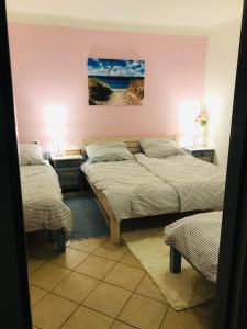 2 camas en una habitación con 2 mesas y 2 lámparas en Apartmán U ŘEKY en Srbsko