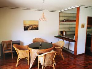 ein Esszimmer mit Tisch und Korbstühlen in der Unterkunft Elegant and Peaceful Aparments with Pool and Garden in Puerto de la Cruz