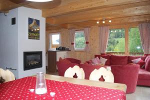 ein Wohnzimmer mit einem roten Sofa und einem Kamin in der Unterkunft The Lodge in Stadl an der Mur