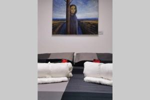 ein Zimmer mit zwei Kissen und einem Gemälde an der Wand in der Unterkunft Casa Galleria dell'Oca in Sutri