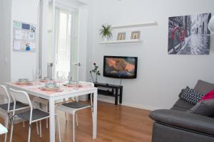 sala de estar con mesa blanca y sillas en Cadiz Centro Histórico, en Cádiz