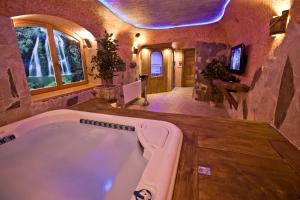 ein großes Bad mit Badewanne in einem Zimmer in der Unterkunft Leśny Dworek Zakopane in Zakopane