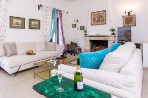 Posezení v ubytování Villa Quietude - Exceptional Corfu Escape with Private Sunset Pool