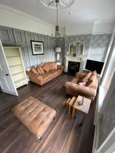 eine Luftansicht auf ein Wohnzimmer mit Sofas und einem Kamin in der Unterkunft Luxury Lakeside Living Broadview 2 Georgian Town House in Enniskillen