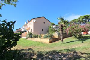 Vonkajšia záhrada v ubytovaní Apartment Liliana near beach