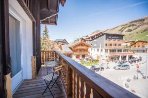 einen Balkon mit Stadtblick in der Unterkunft Cellier n3 in Les Deux Alpes