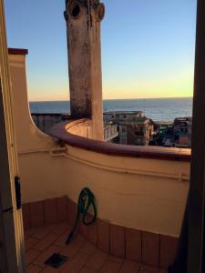 una ventana con un faro y vistas al océano en Casa torvaianica en Torvaianica