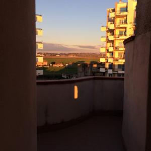 desde el balcón de un edificio de apartamentos en Casa torvaianica en Torvaianica