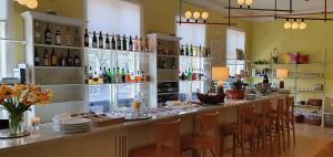 un bar con un montón de botellas de vino en Prästgården Hotell & Bryggeri en Söderhamn