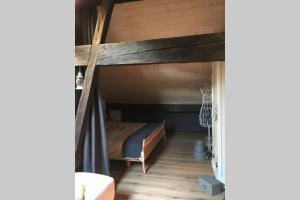 a bedroom with a bunk bed in a room at Appartement - Au Creux-de-Chat, (Les Reussilles), Apartment - Au Creux-de-Chat (Les Reussilles), 1-2 people, 2 rooms in La Chaux