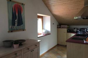 cocina con fregadero y encimera en Appartement - Au Creux-de-Chat, (Les Reussilles), Apartment - Au Creux-de-Chat (Les Reussilles), 1-2 people, 2 rooms en La Chaux