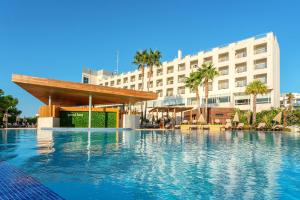 ein großes Schwimmbecken vor einem Gebäude in der Unterkunft AP Maria Nova Lounge - Adults Friendly in Tavira