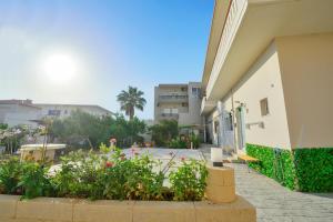 a courtyard of a building with flowers and plants at Mpoulakis Apt 46 in Kissamos