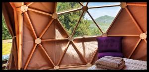 Albitreccia的住宿－Sottu E Stelle，蒙古包内带紫色椅子的房间