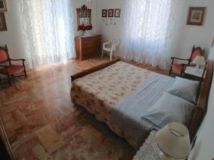 1 dormitorio con 1 cama grande y 2 sillas en La Romantica, en Levanto