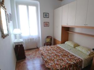 1 dormitorio con cama y ventana grande en La Romantica, en Levanto