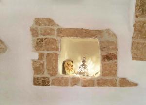 een muur met een raam in een stenen muur bij I Trulli dell'Orfanello in Martina Franca