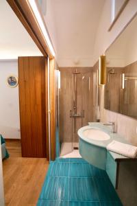 y baño con bañera, ducha y lavamanos. en Grotta Verde Luxury Suite by CapriRooms, en Capri