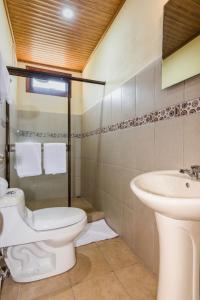 bagno con servizi igienici e lavandino di Hotel Casa Madonna a Monteverde Costa Rica