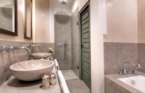 bagno con vasca, lavandino e doccia di Riad Antara a Marrakech